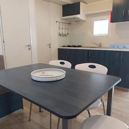 Regina Mobile 3 Bedrooms, 100m To Beach, Family Friendly Sveti Filip i Jakov