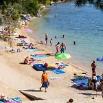Regina Mobile 3 Bedrooms, 100m To Beach, Family Friendly Camping Sveti Filip i Jakov