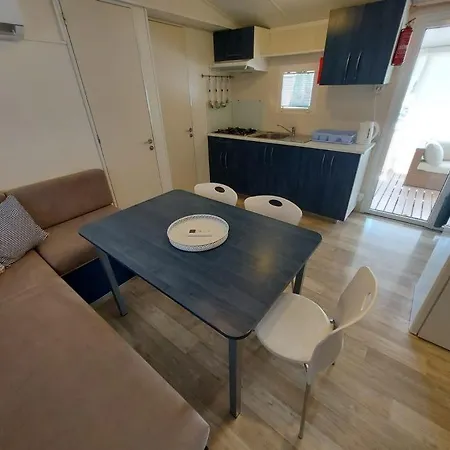 Regina Mobile 3 Bedrooms, 100m To Beach, Family Friendly Parque de Campismo Sveti Filip i Jakov