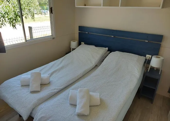 Parque de Campismo Regina Mobile 3 Bedrooms, 100m To Beach, Family Friendly Sveti Filip i Jakov