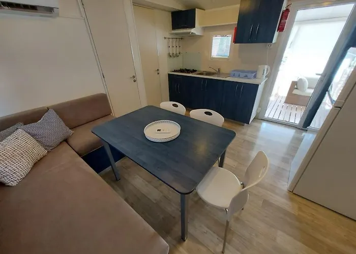 Regina Mobile 3 Bedrooms, 100m To Beach, Family Friendly Parque de Campismo Sveti Filip i Jakov